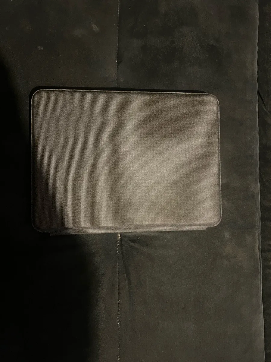 iPad Air 4th gen 64GB with LogiTech combo keyboard - Image 3