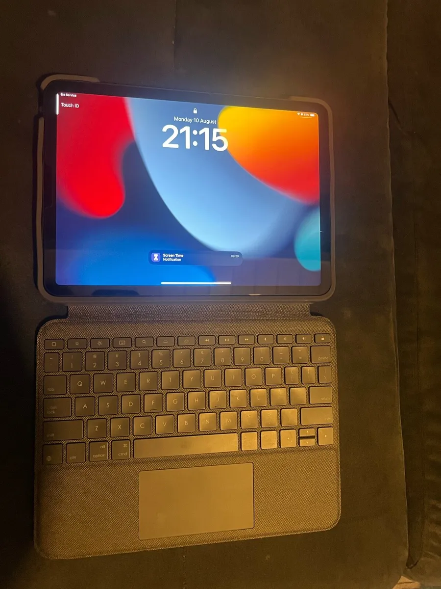 iPad Air 4th gen 64GB with LogiTech combo keyboard - Image 1