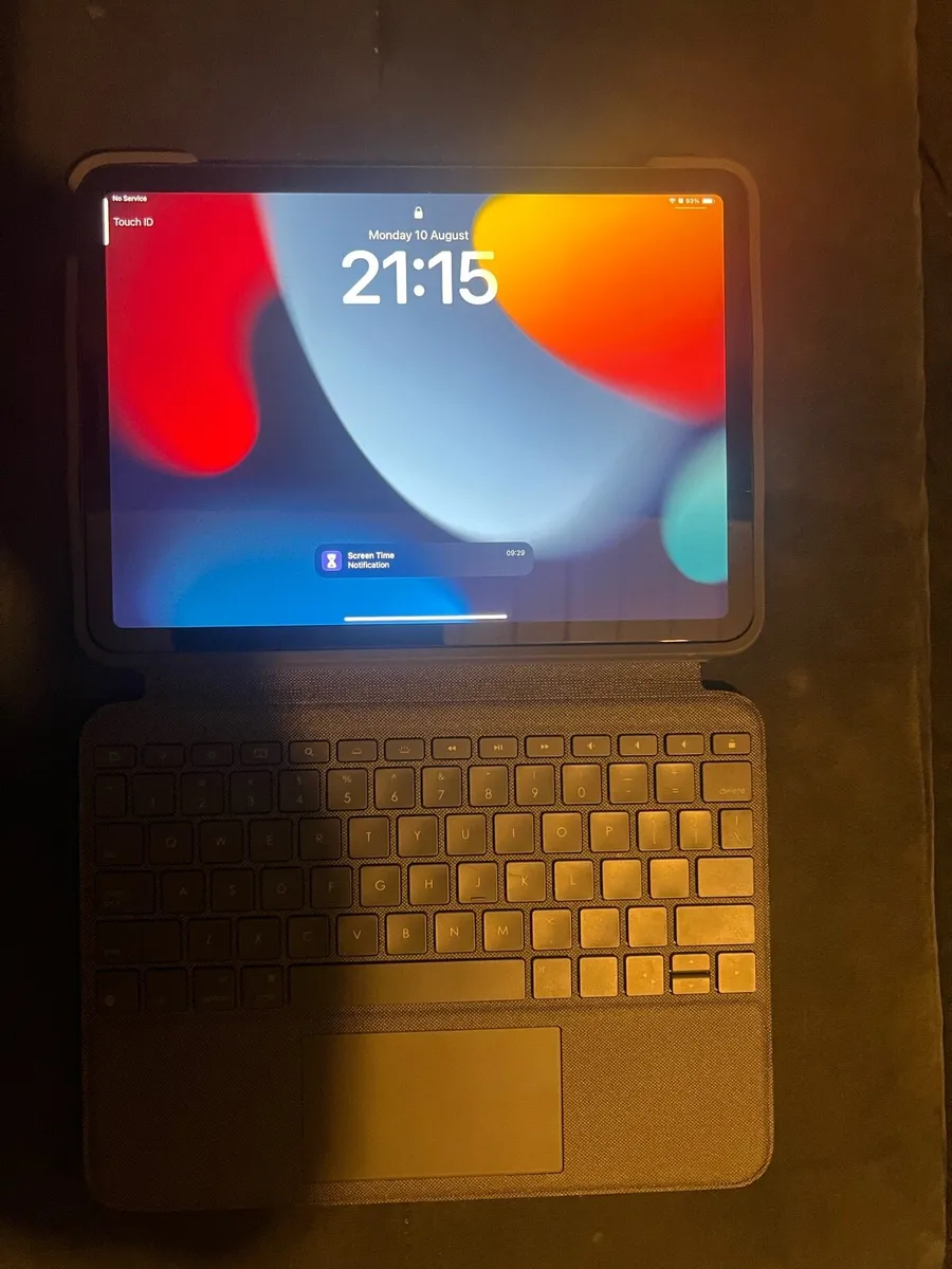 iPad Air 4th gen 64GB with LogiTech combo keyboard - Image 2