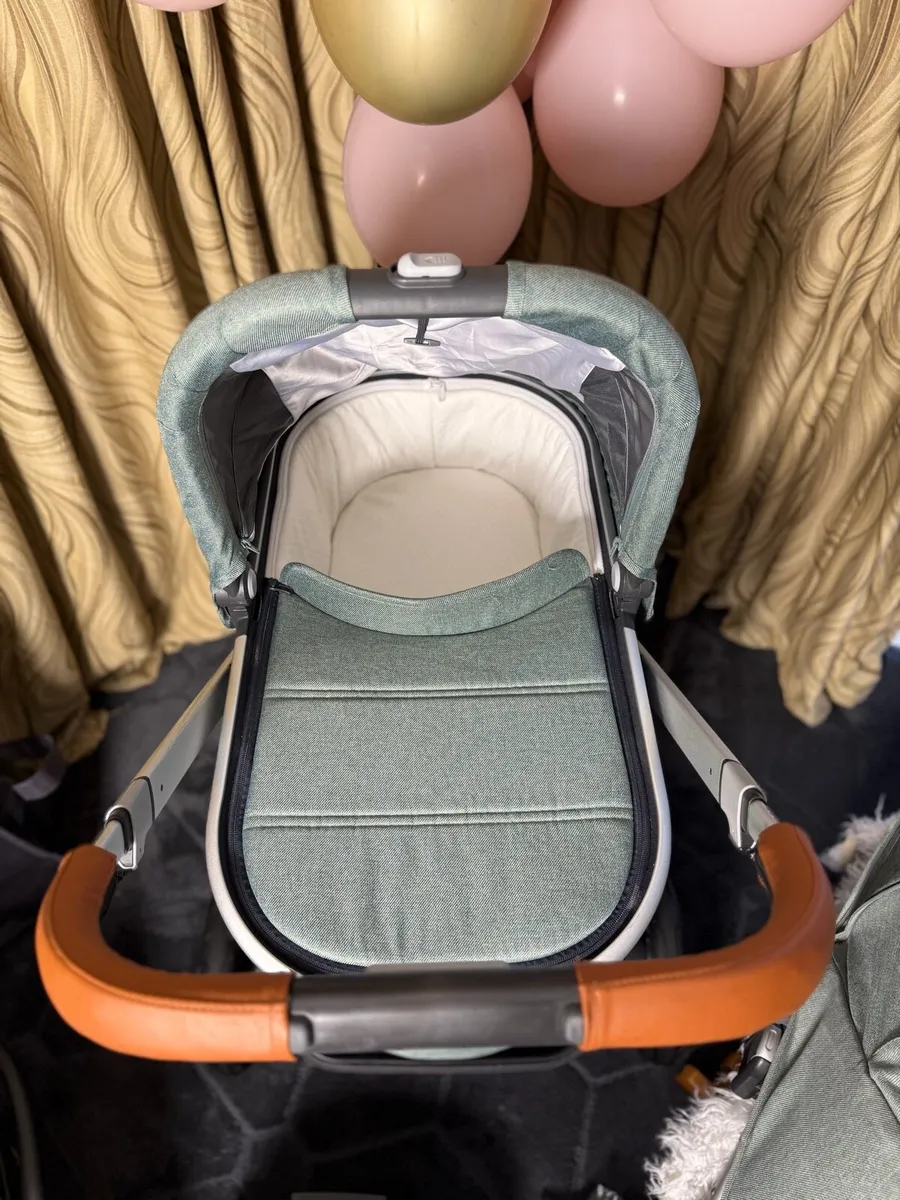 Uppababy Vista V2 car seat isofix pram buggy - Image 2
