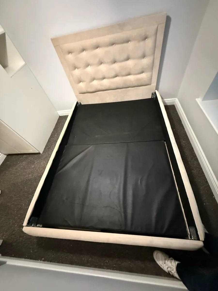 Bed - Image 1