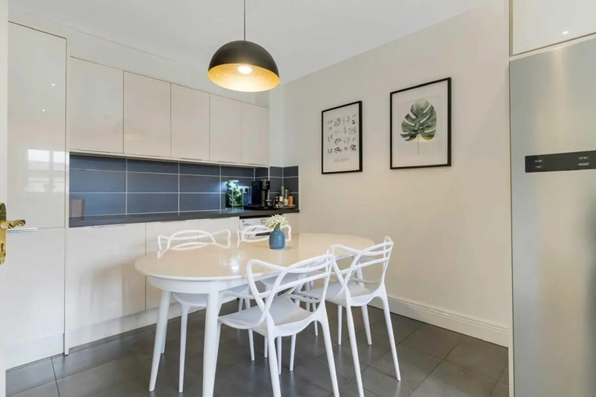 Extendable dining table  and 4 chairs - Image 1