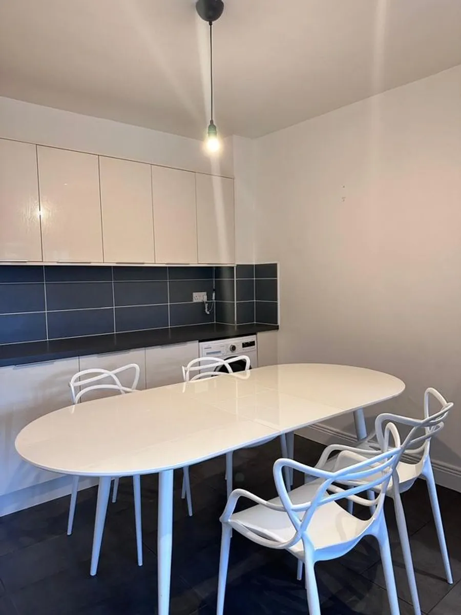 Extendable dining table  and 4 chairs - Image 2