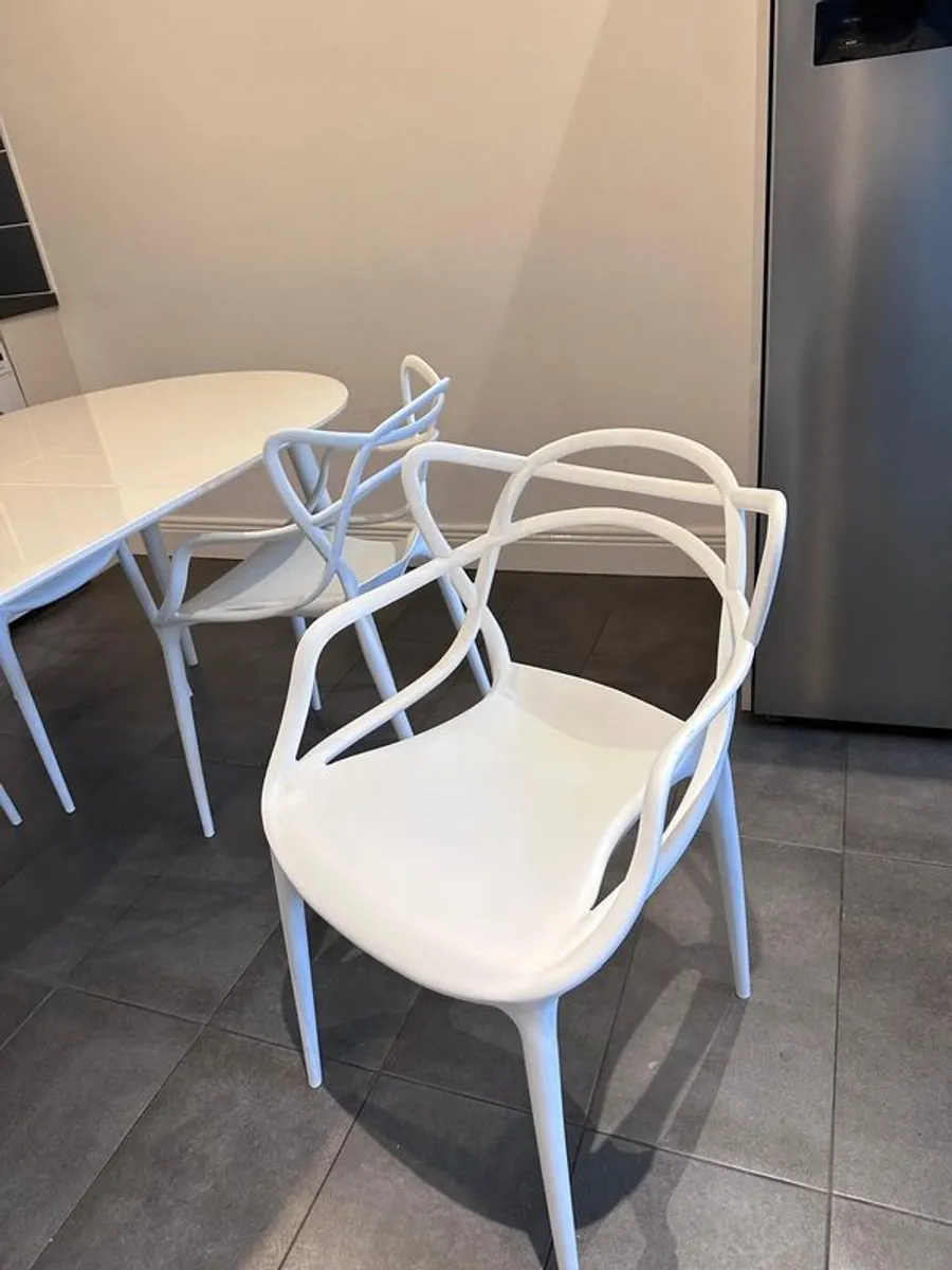Extendable dining table  and 4 chairs - Image 3