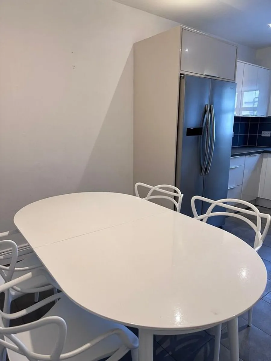 Extendable dining table  and 4 chairs - Image 4