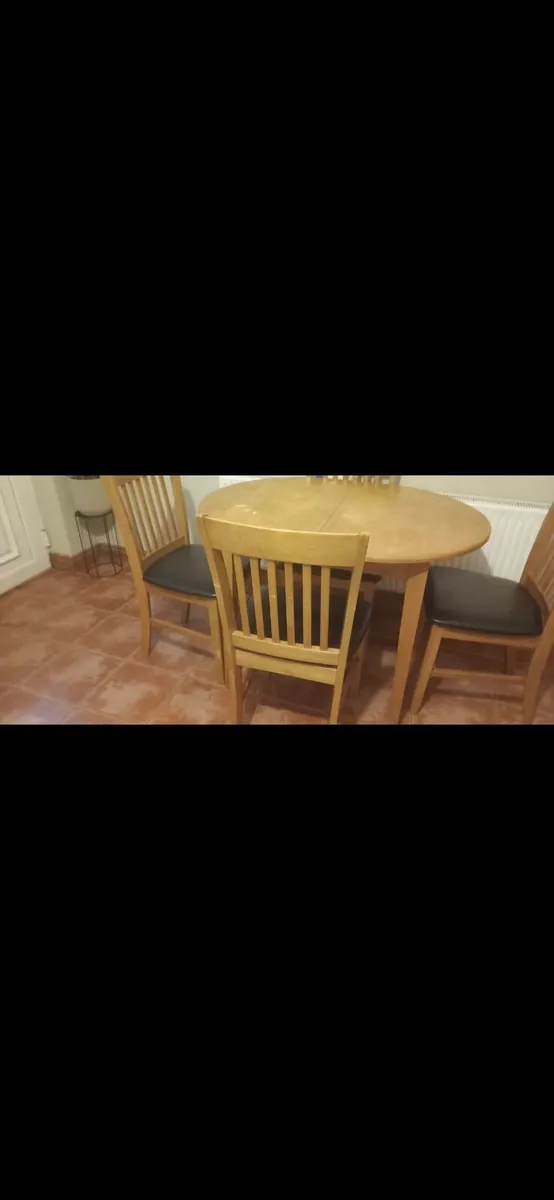 Table and chairs - Image 1