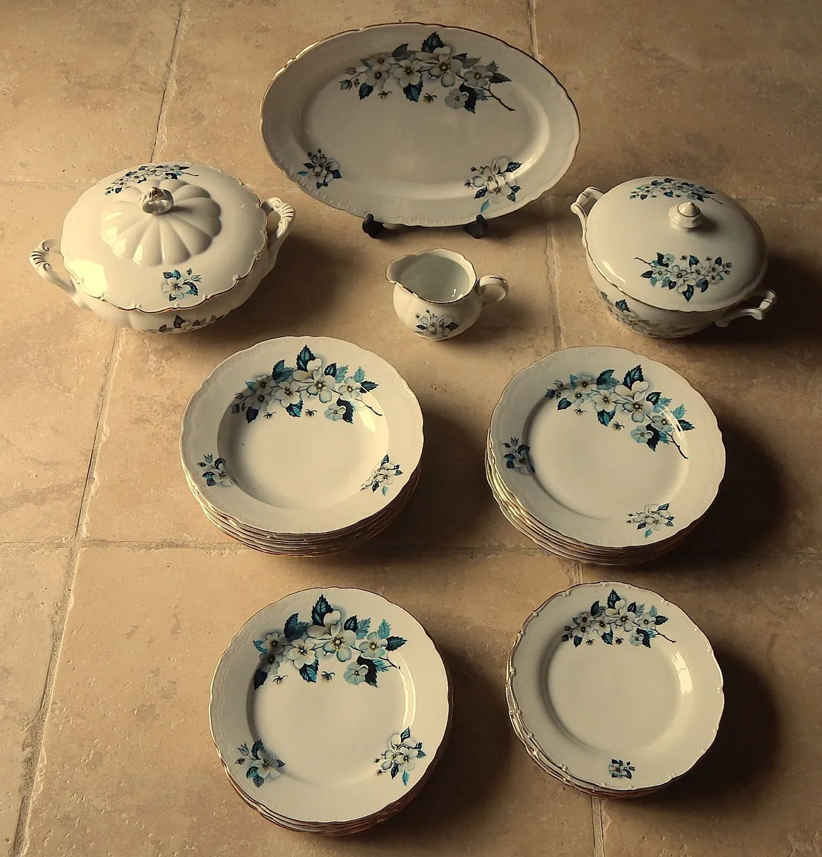 Vintage Porcelain 28 Piece Dinner Service - Image 3
