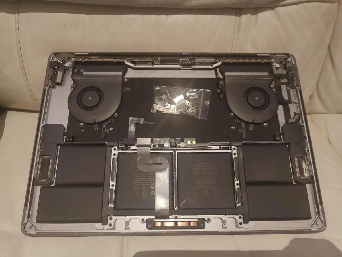 Apple MacBook Pro A1990 15" Screen FOR PARTS - Image 4