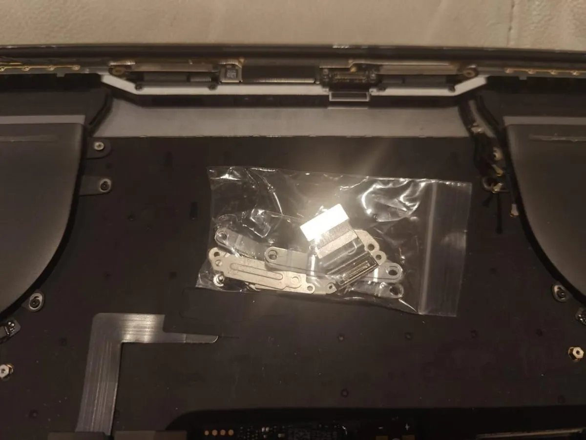Apple MacBook Pro A1990 15" Screen FOR PARTS - Image 3