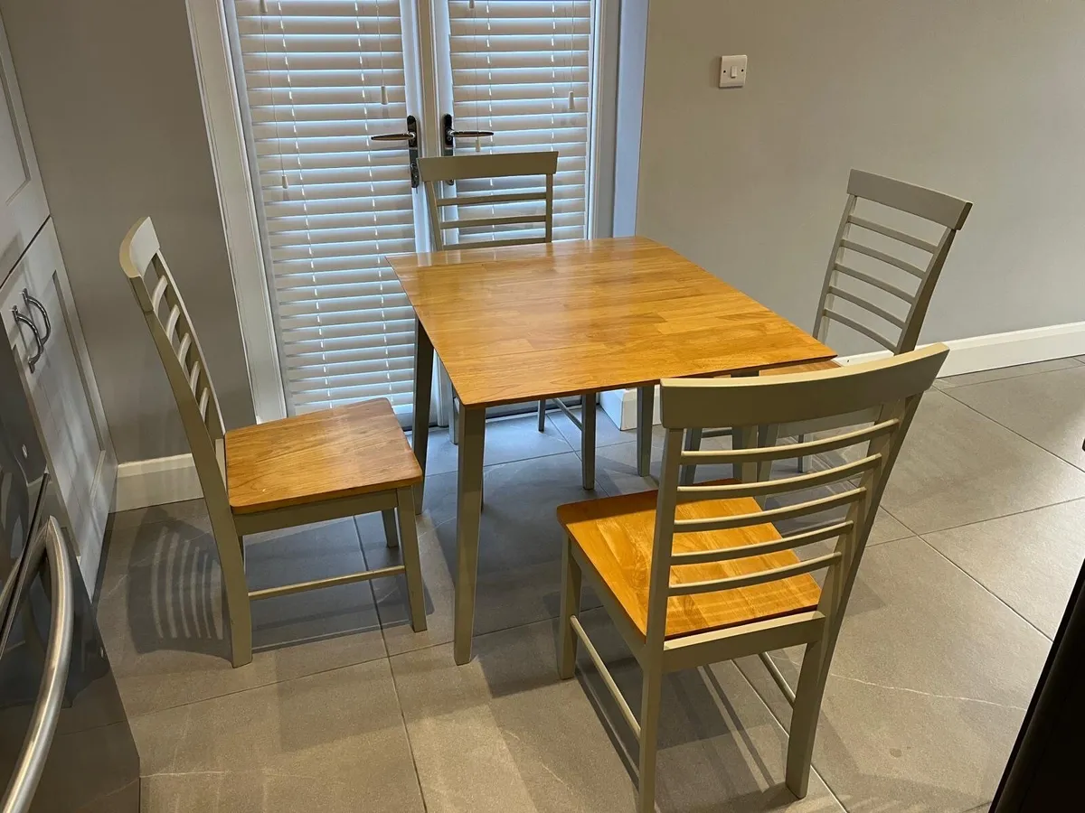 Table and chairs - Image 2