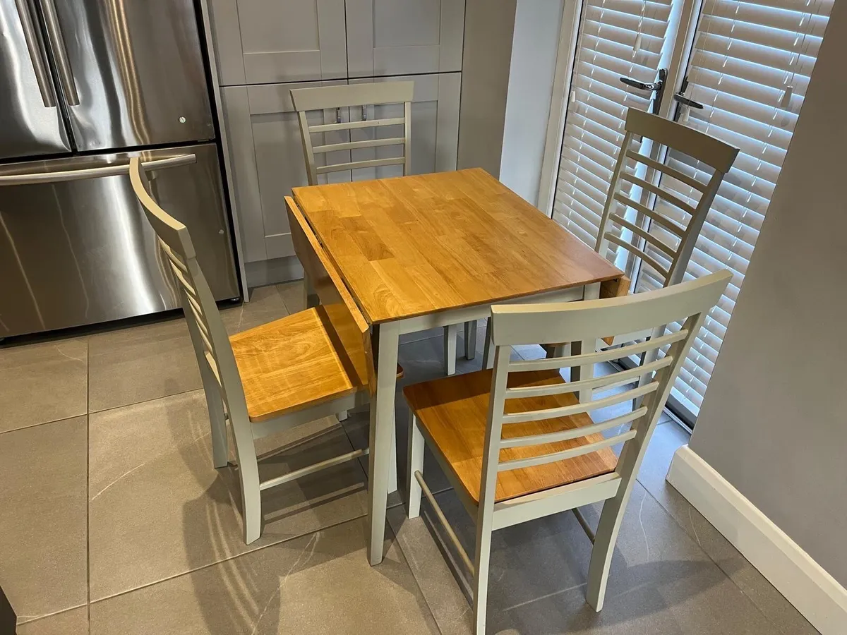 Table and chairs - Image 4