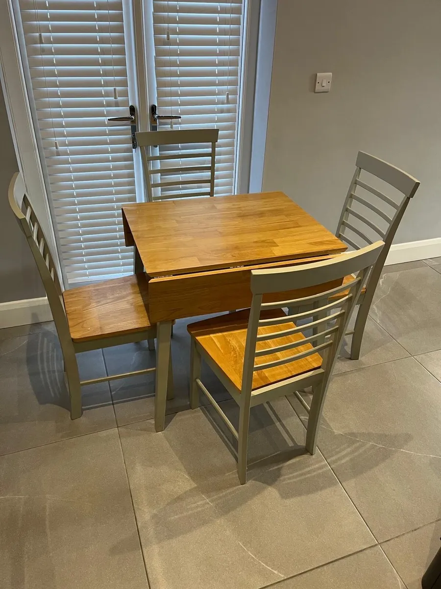 Table and chairs - Image 3