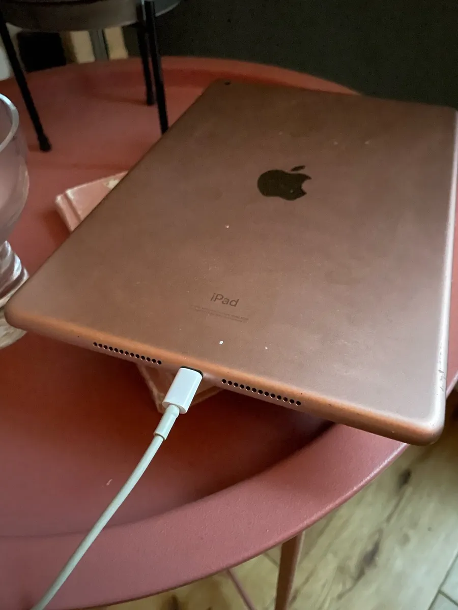 Apple iPad 7th Gen Gold 32G (2020) - Image 2