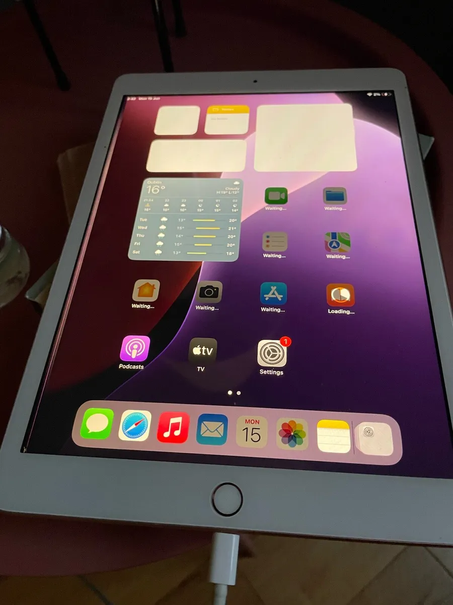 Apple iPad 7th Gen Gold 32G (2020) - Image 3