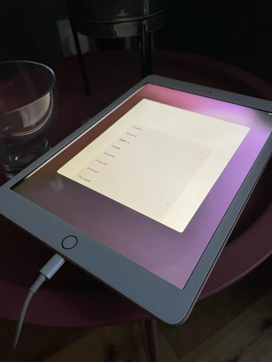 Apple iPad 7th Gen Gold 32G (2020) - Image 4