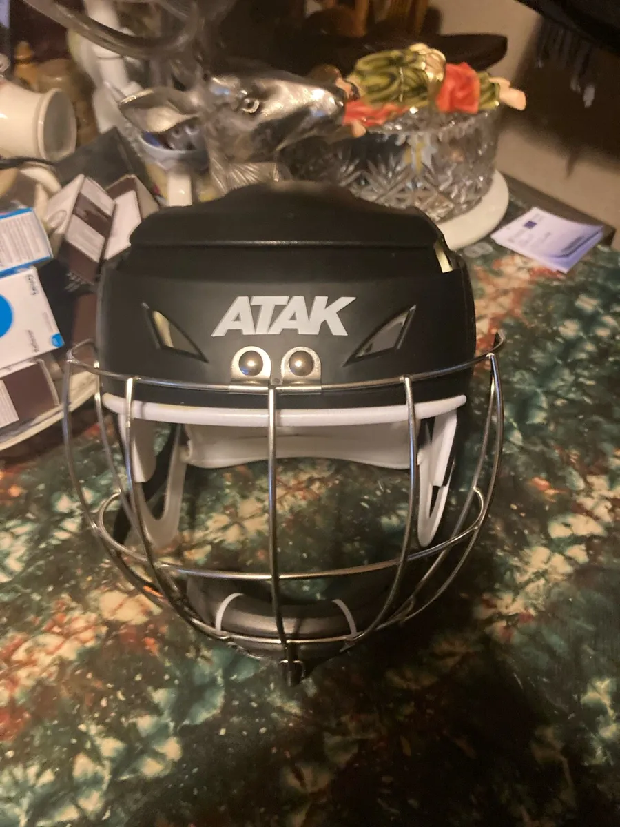 Hurling helmet - Image 1