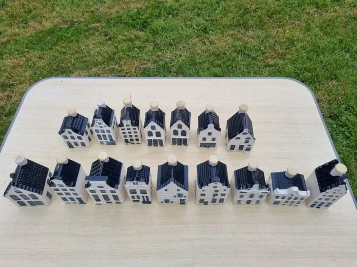 Collection of 16 porcelain miniature houses KLM - Image 2