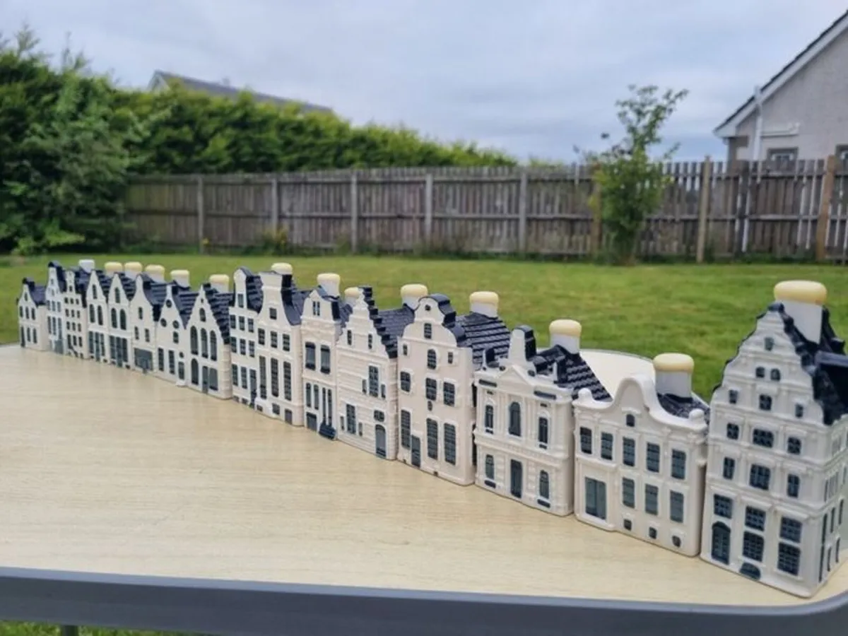 Collection of 16 porcelain miniature houses KLM - Image 3