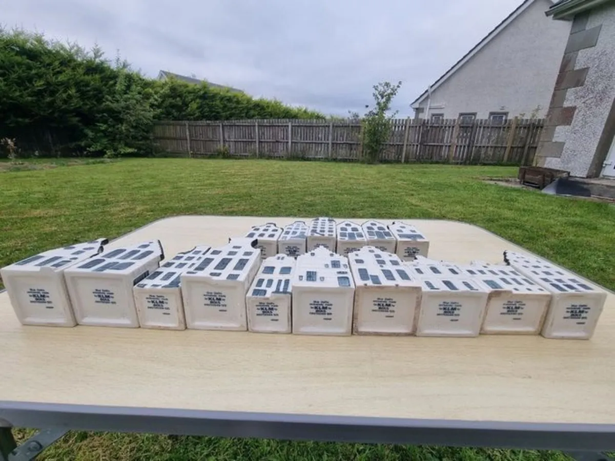 Collection of 16 porcelain miniature houses KLM - Image 4