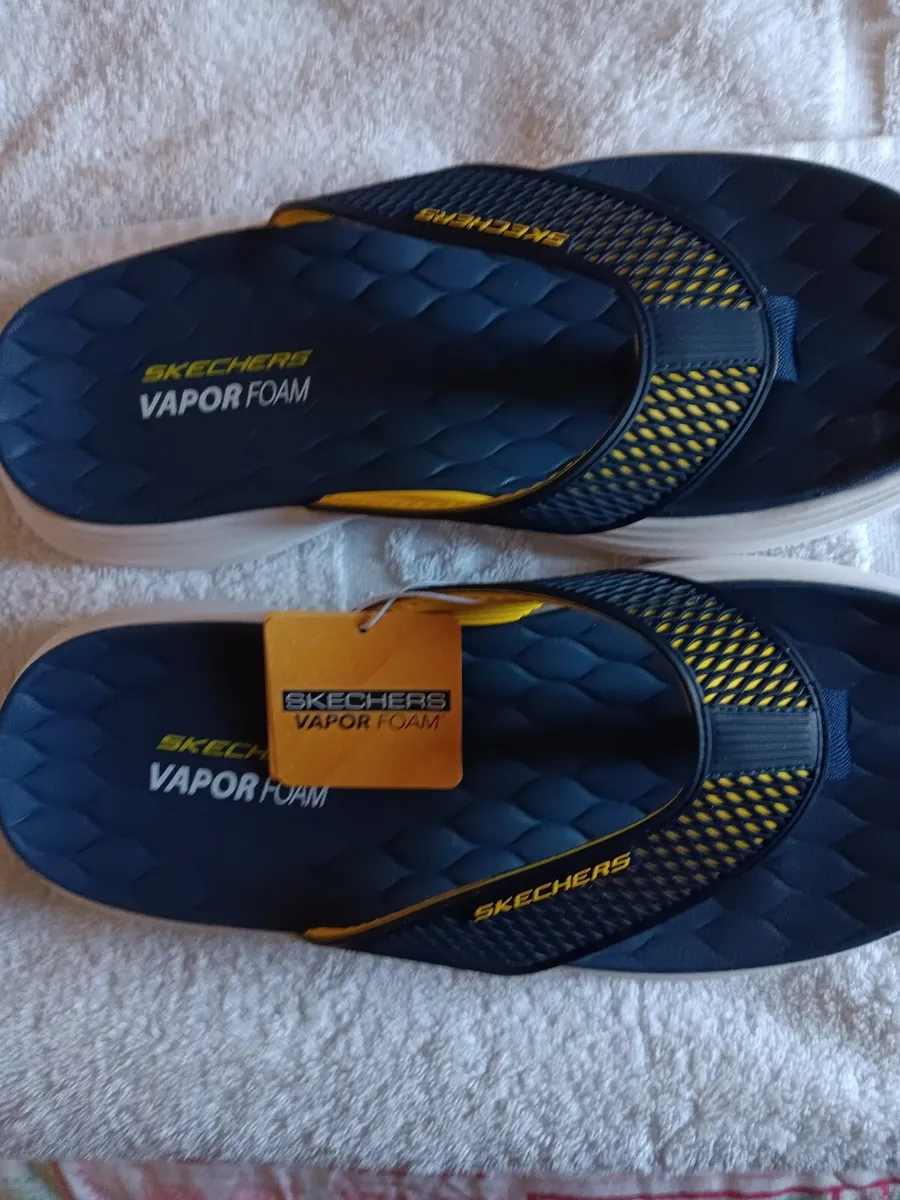 SKECHERS MENS FLIP FLOPS (NEW) - Image 1