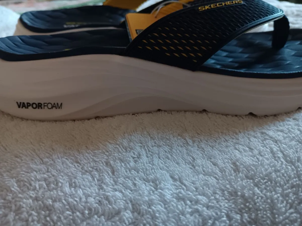 SKECHERS MENS FLIP FLOPS (NEW) - Image 3