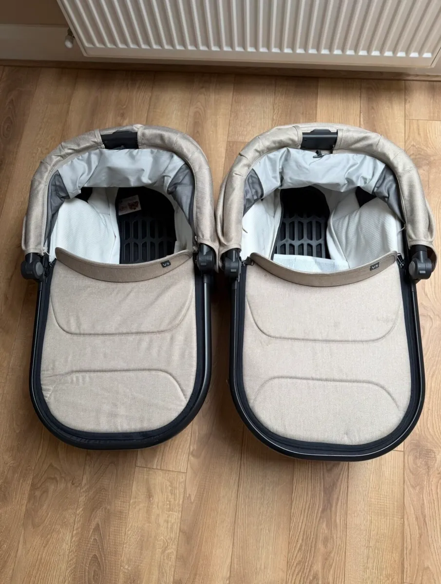 Uppababy Vista v3 double pram - Image 3