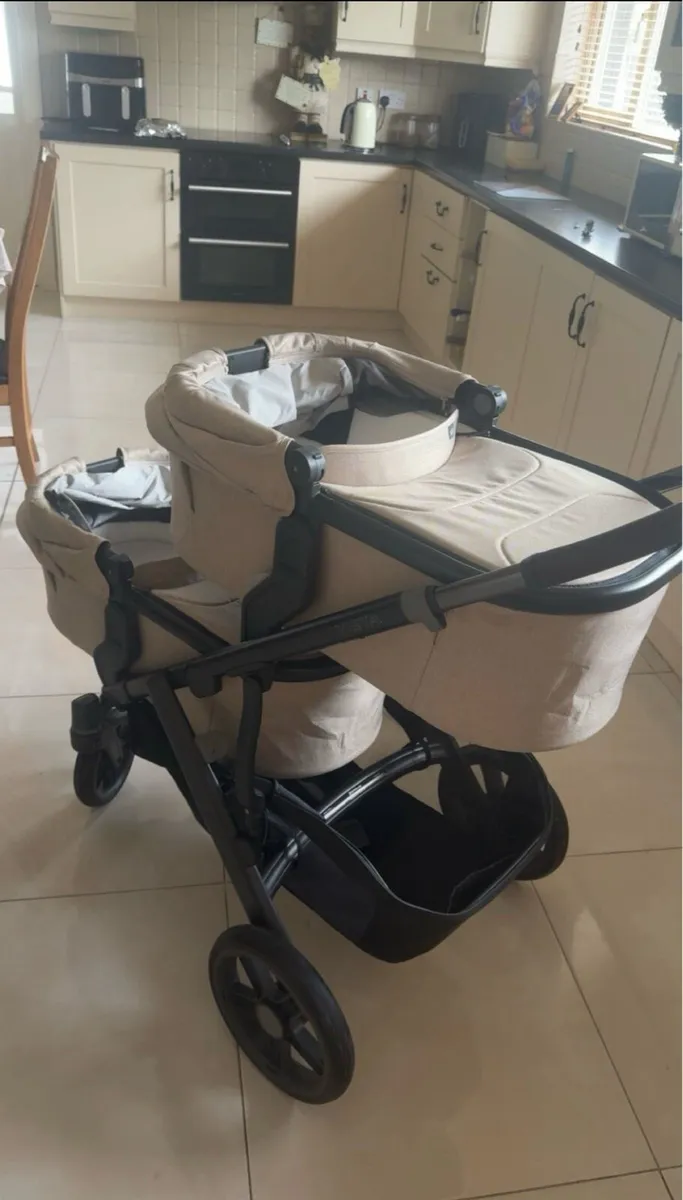 Uppababy Vista v3 double pram - Image 2