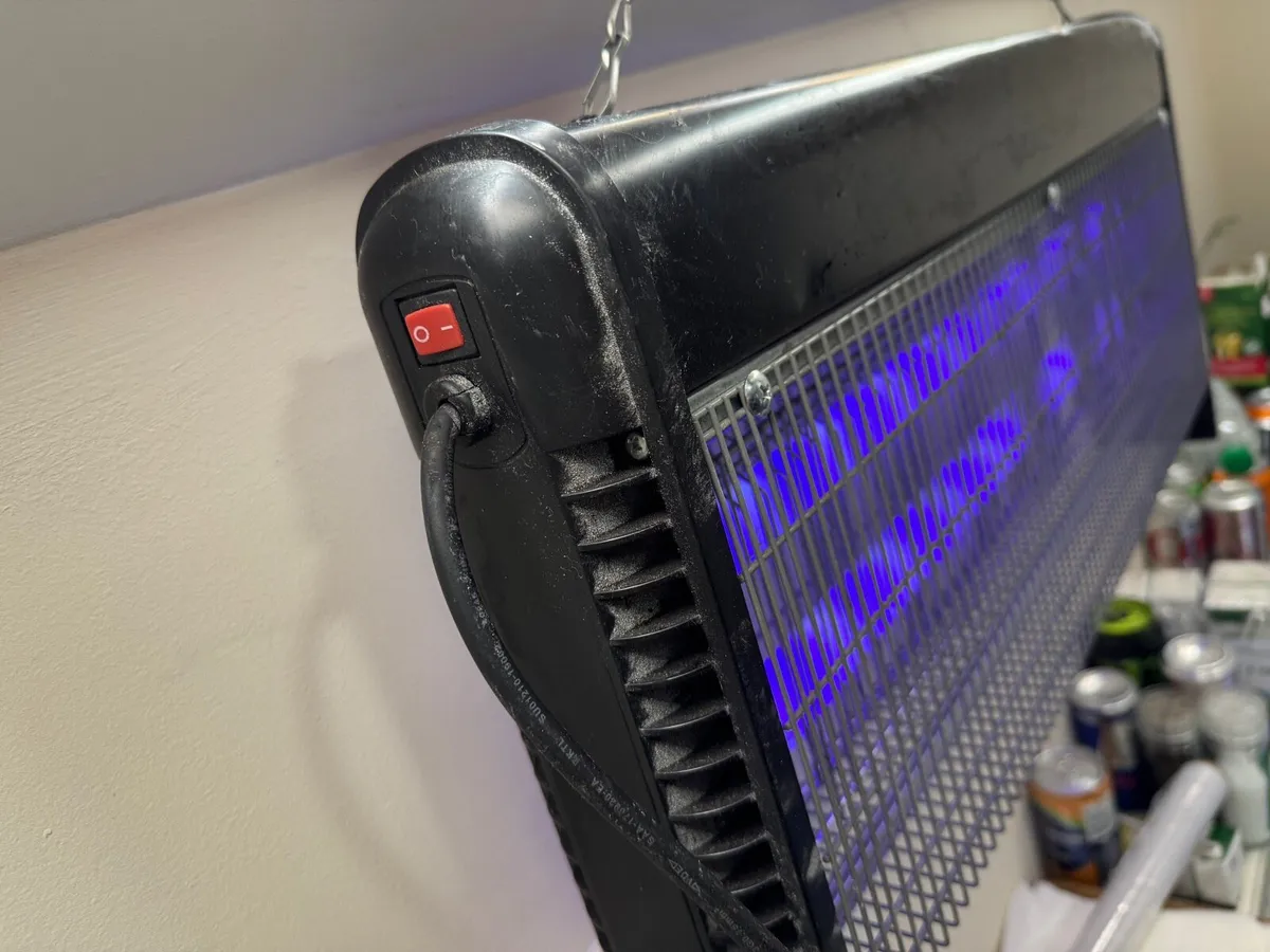 Fly zapper for restaurant or home use - Image 1