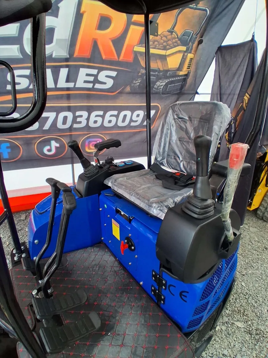 mini digger 1.5t - Image 2