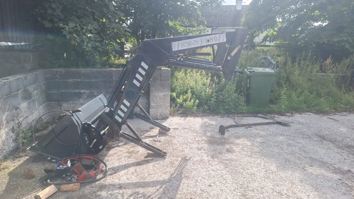 Tractor front loader - Image 1