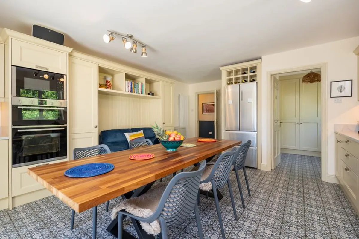 8 seater table - Image 1