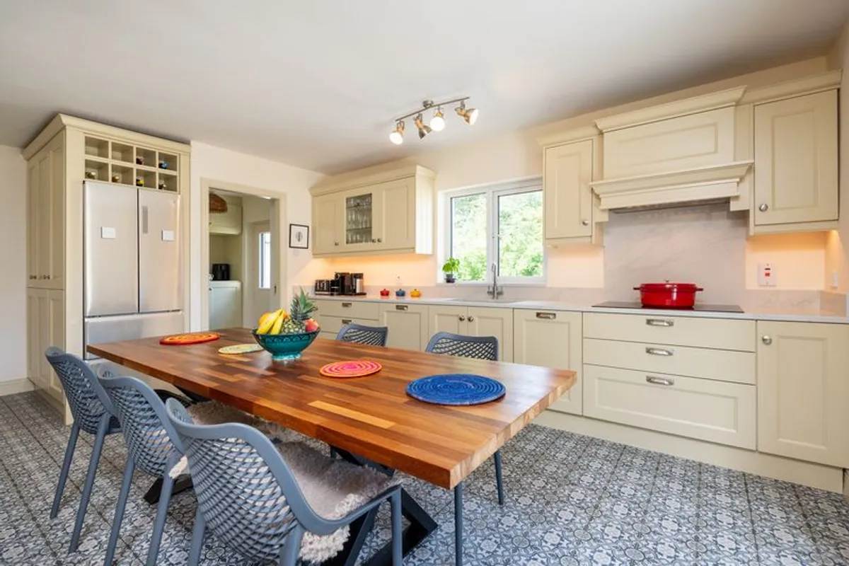 8 seater table - Image 2