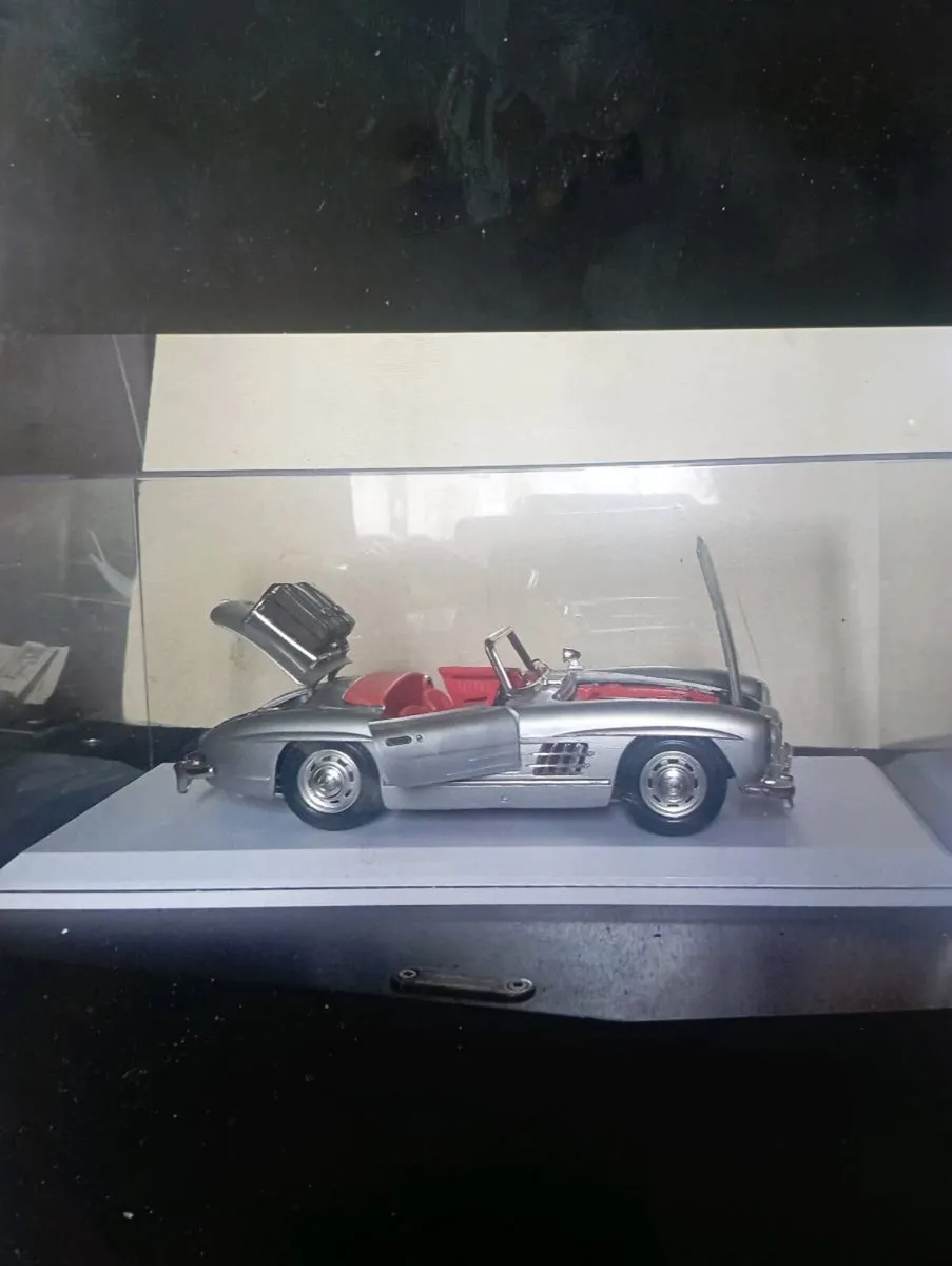MINICHAMPS 1-18 SCALE DIE-CAST MERCEDES BENZ 300L - Image 1