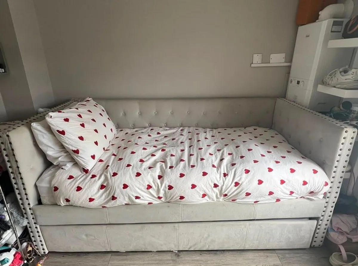 single bed with pull out single bed - Image 1