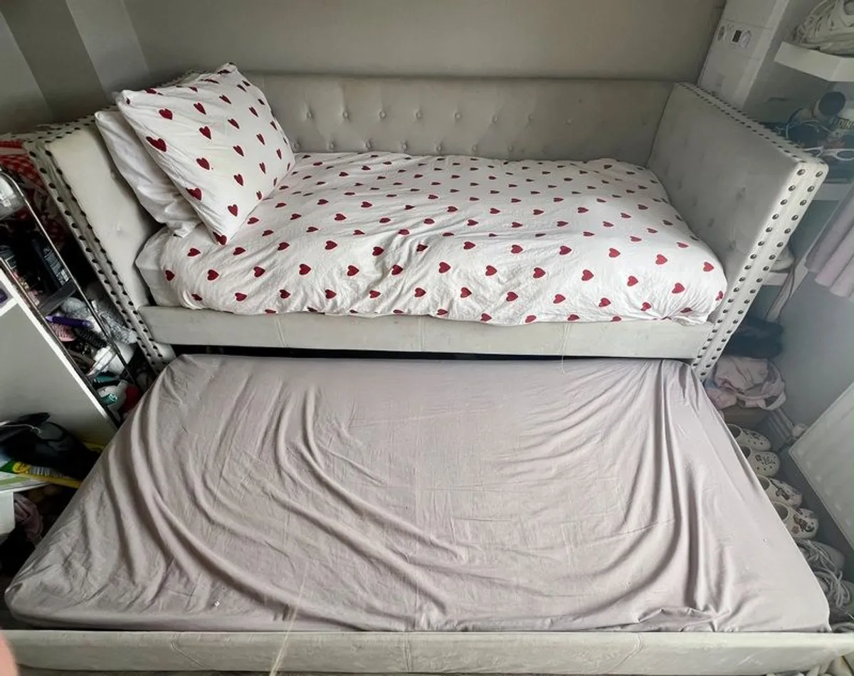 single bed with pull out single bed - Image 2
