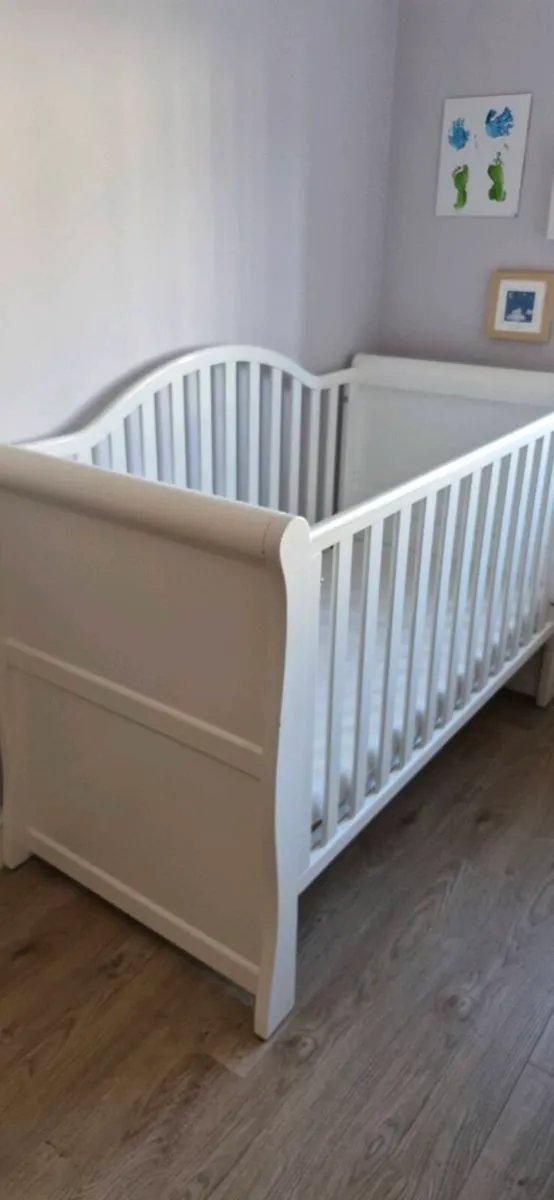 Babby bed cot and mattress - Image 1