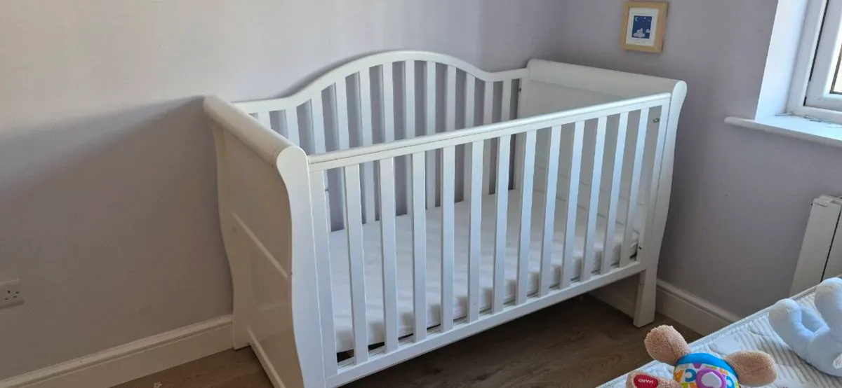 Babby bed cot and mattress - Image 2