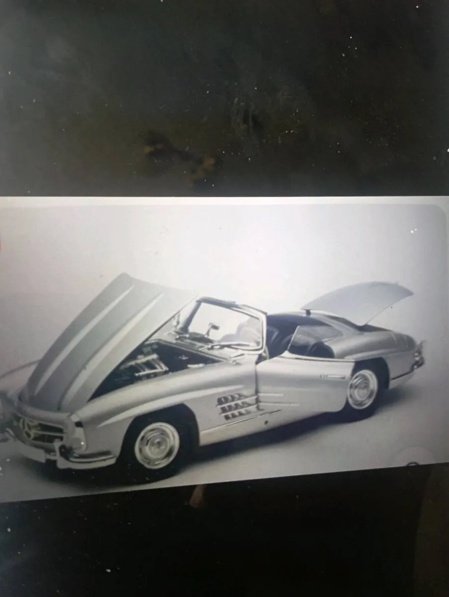 MINICHAMPS 1-18 SCALE DIE-CAST MERCEDES BENZ 300L - Image 4
