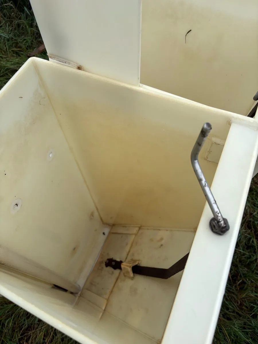 * Dry And Wet Pig Feeders • - Image 4