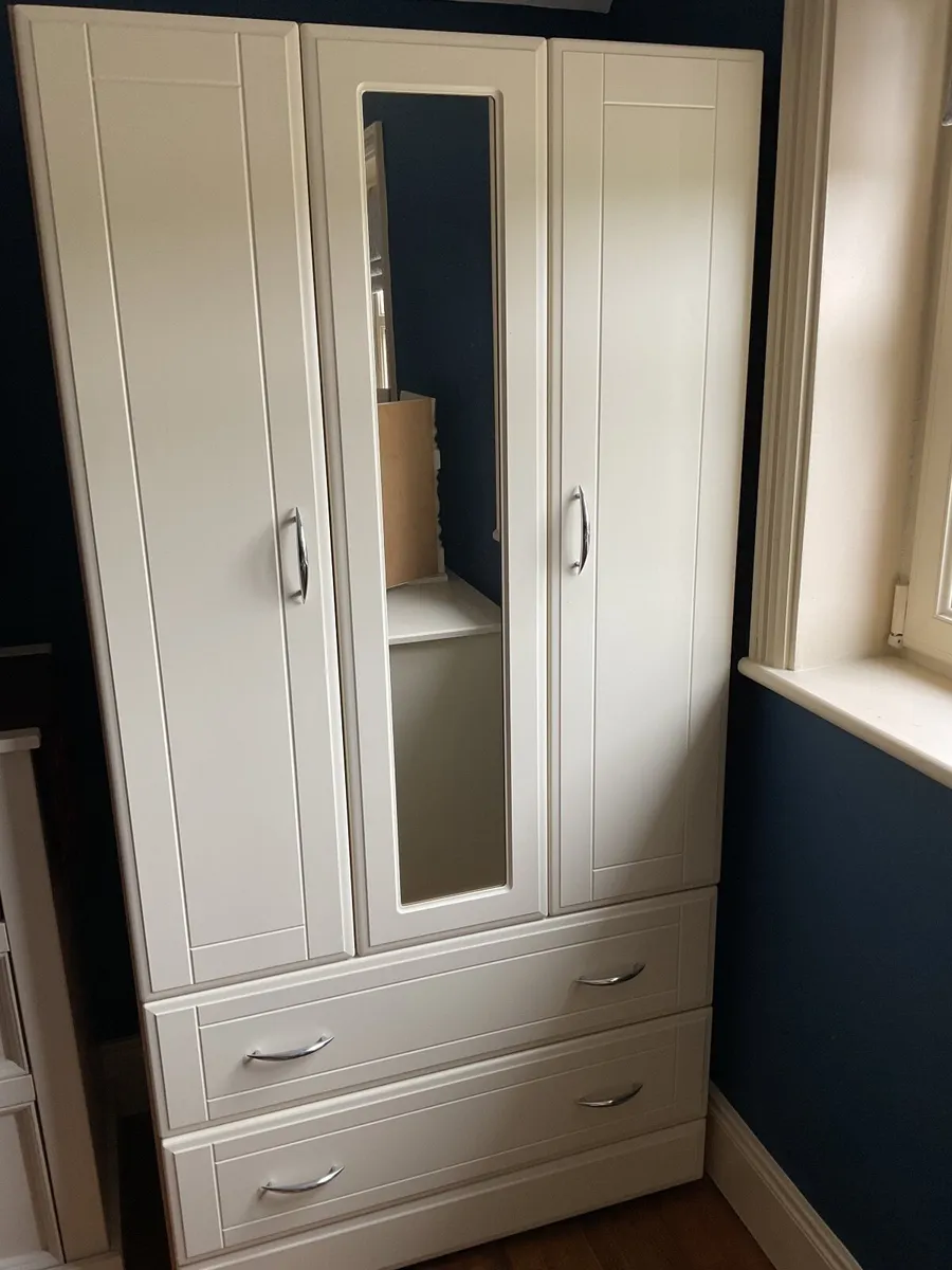 Bedroom furniture - Image 1