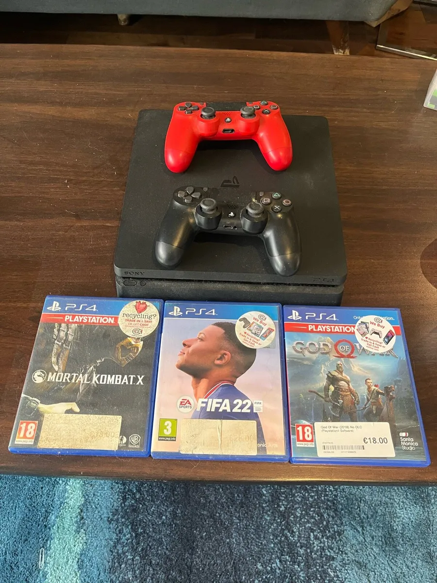 PlayStation 4 - 2 controllers