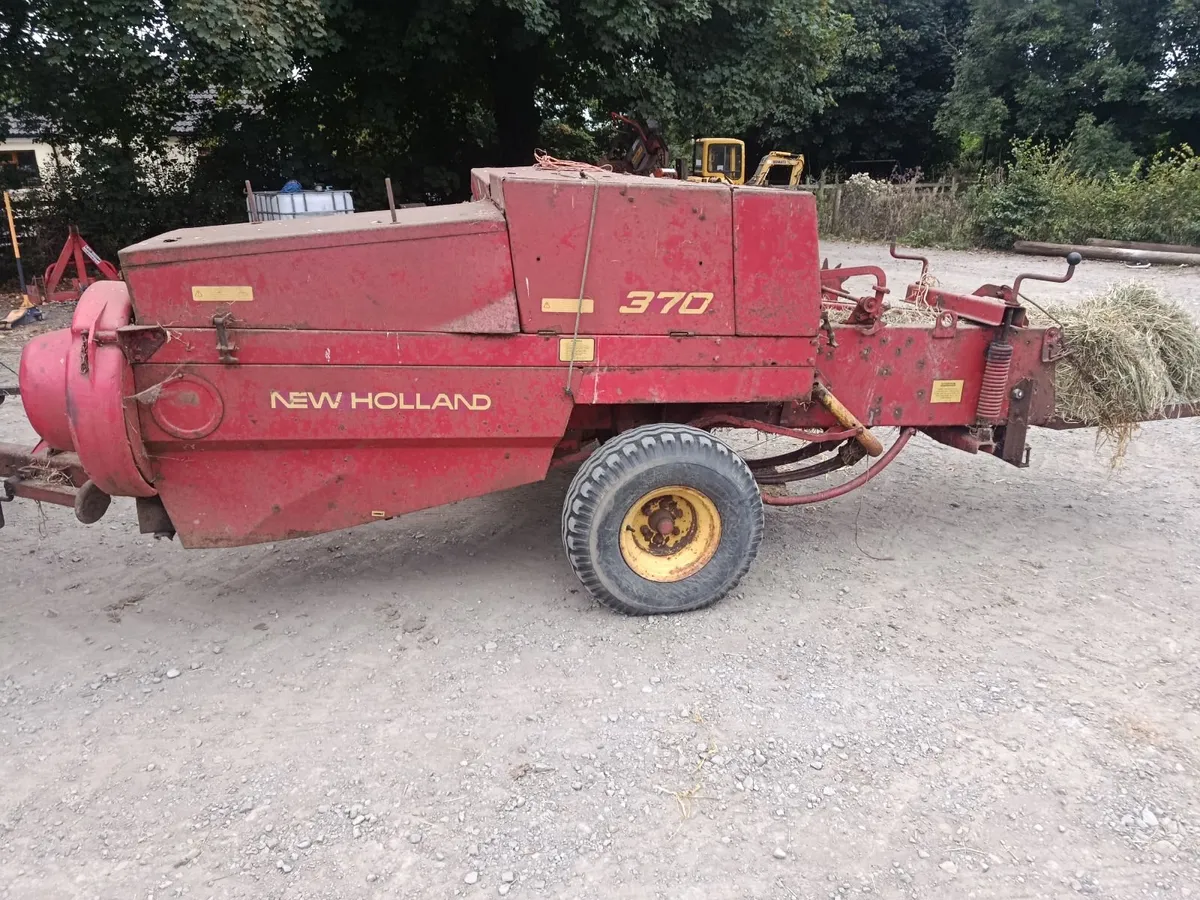 New Holland 370 Square Baler - Image 1
