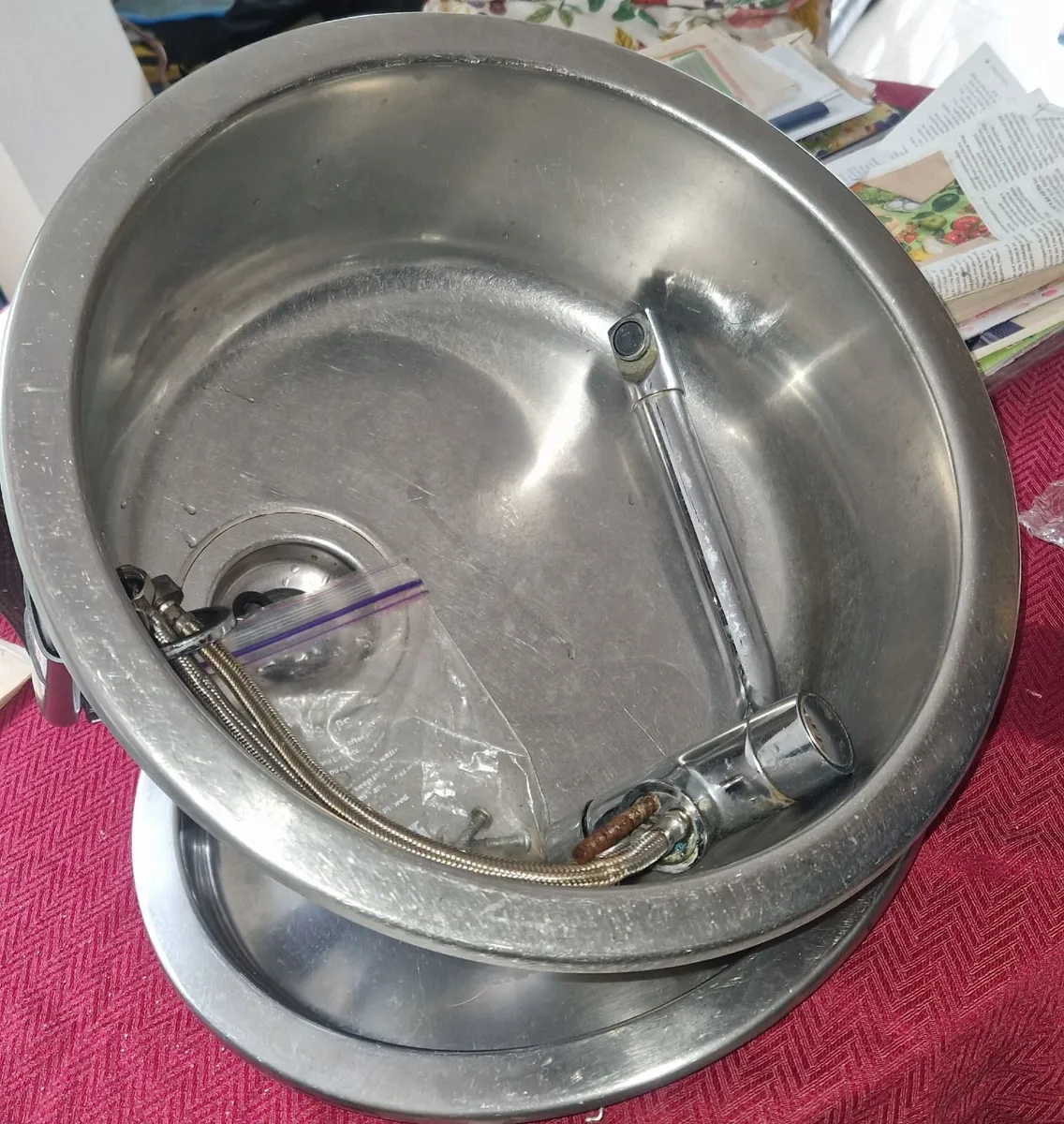 Round sink and tap - Image 3