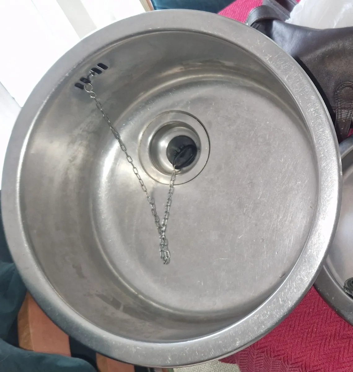 Round sink and tap - Image 1