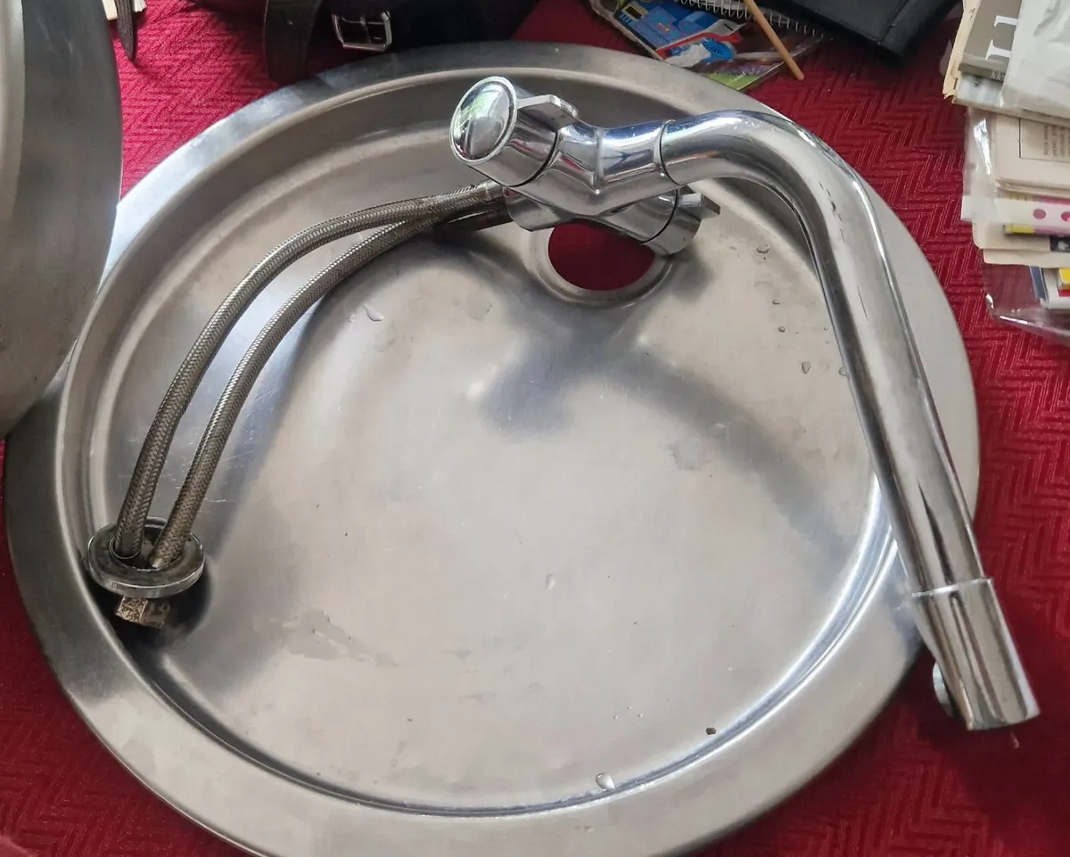Round sink and tap - Image 2
