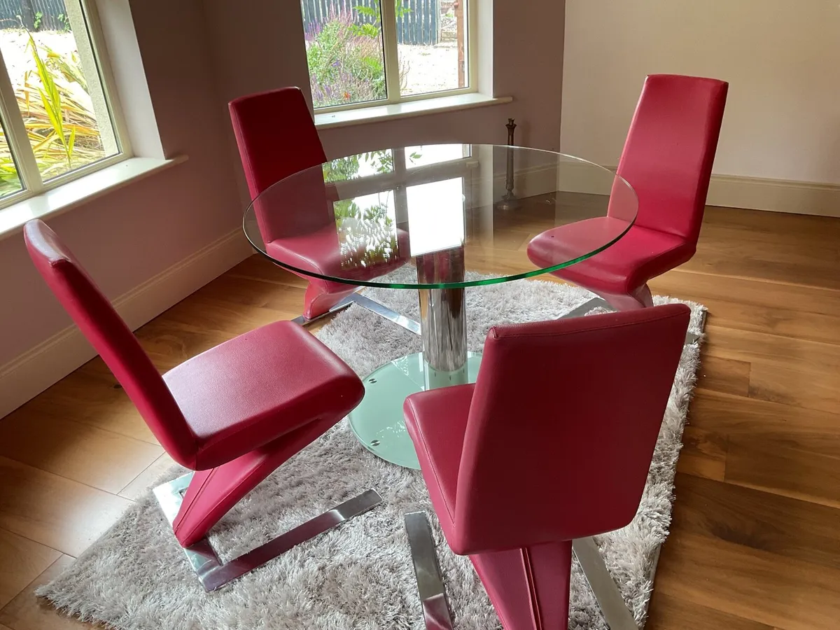 Table and chairs - Image 2
