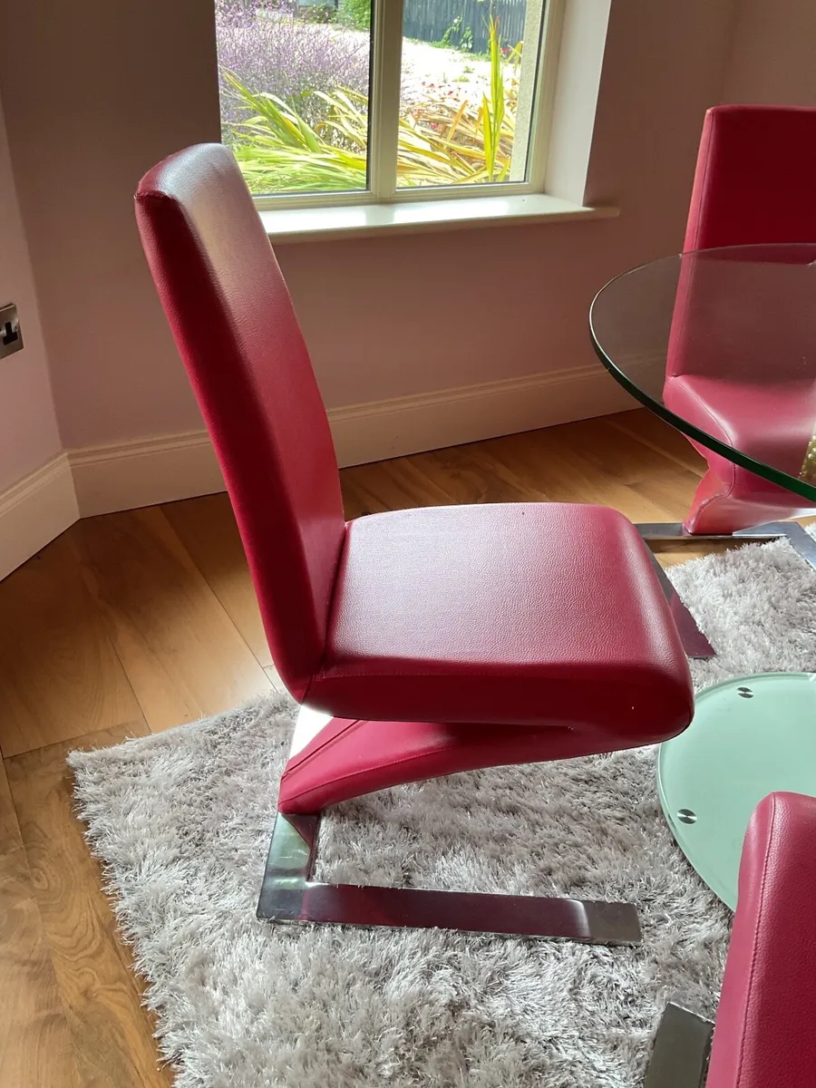 Table and chairs - Image 1