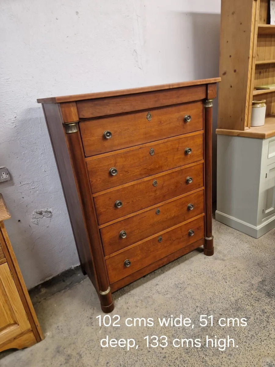 Large American lexington cherry chest of drawers - Image 4