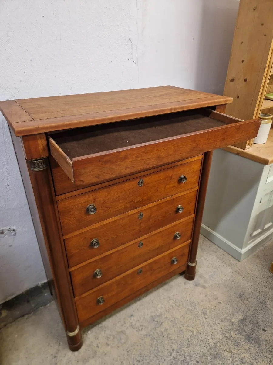 Large American lexington cherry chest of drawers - Image 2
