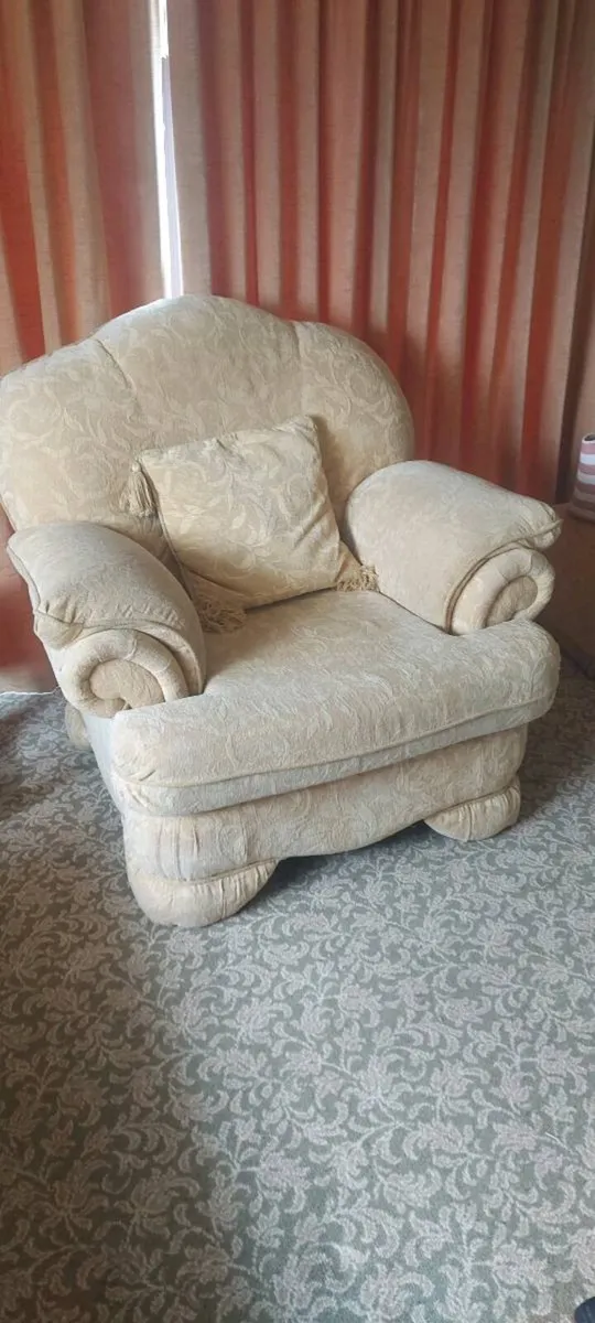 Suite of furniture - Image 1